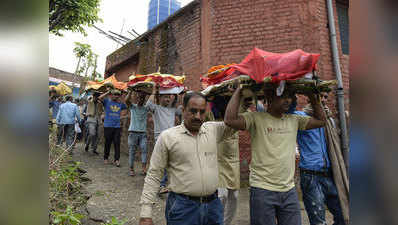 हिमाचल बस हादसा: बच्चों के अंतिम संस्कार में पहुंचा पूरा गांव, किसी को नहीं हो रहा यकीन