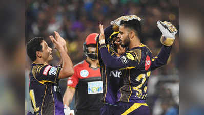 IPL: विराट कोहली का विकेट चटकाया, RCB कप्तान ने इनाम में दिया अपना बल्ला