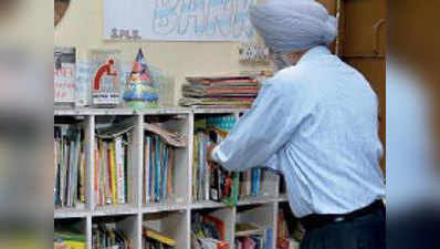 जरूरतमंद बच्चों के लिए बुजुर्गों ने खोला बुक बैंक, दे रहे पढ़ाई का आशीर्वाद