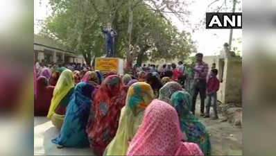 एक हफ्ते के अंदर फिरोजाबाद में फिर तोड़ी गई आंबेडकर की मूर्ति, धरने पर ग्रामीण