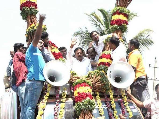 200 ಕೆ.ಜಿ ಬಾದಾಮಿ ಹಾರ