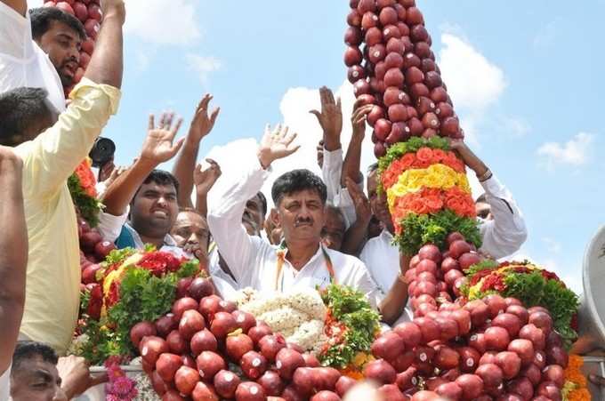 ಸಚಿವ ಡಿಕೆಶಿಗೆ 300 ಕೆ.ಜಿ ಸೇಬಿನ ಹಾರ