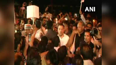 कठुआ-उन्नाव: राहुल गांधी की अगुवाई में दिल्ली के इंडिया गेट पर हजारों ने निकाला कैंडल मार्च