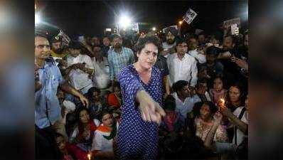 कठुआ, उन्नाव रेप केस: इंडिया गेट पर कैंडल मार्च के दौरान प्रियंका गांधी से धक्का-मुक्की