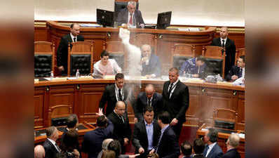अल्बानियाई संसद में पीएम पर फेंका अंडा-आटा