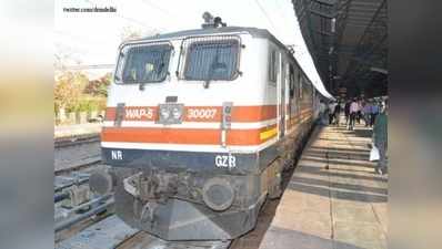 मुंबई: जान जोखिम में डाल कॉन्स्टेबल ने यात्री को ट्रेन के नीचे आने से बचाया
