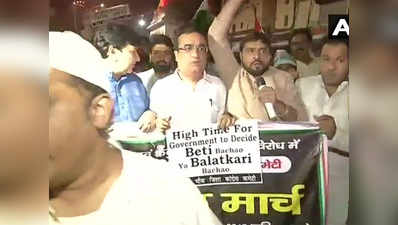 रेप की घटनाओं के विरोध में फिर देर रात दिल्ली की सड़कों पर उतरे कांग्रेस कार्यकर्ता