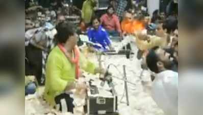 गुजरात: गायक सुनाता रहा भजन, नोट उड़ाते रहे लोग