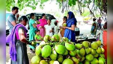 ಹಂಪಿಯಲ್ಲಿ ಬಿಸಿಲಿಗೆ ಬಳಲುತ್ತಿರುವ ಪ್ರವಾಸಿಗರು