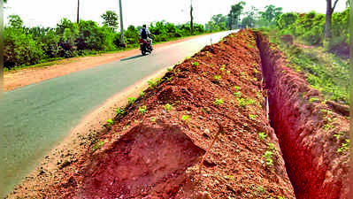 ಕಿರಿದಾದ ರಸ್ತೆಯಲ್ಲೇ ಅಳುದ್ಧ ಗುಂಡಿ!