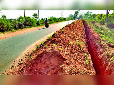 ಕಿರಿದಾದ ರಸ್ತೆಯಲ್ಲೇ ಅಳುದ್ಧ ಗುಂಡಿ!