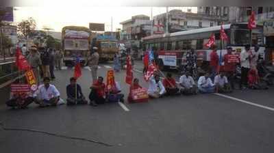 Andhra Pradesh Bandh: ఏపీలో కొనసాగుతోన్న బంద్.. స్తంభించిన జనజీవనం 