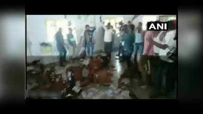कर्नाटक: टिकट बंटवारे से नाराज कार्यकर्ताओं ने कांग्रेस दफ्तर में की तोड़फोड़
