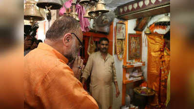 यूपीः BJP से MLC प्रत्याशी बुक्कल नवाब भगवा कपड़ों में पहुंचे हनुमान मंदिर, चढ़ाया घंटा