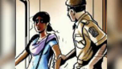 मोहल्ले वालों के सामने पैदल ले गई पुलिस, डिप्रेशन में महिला