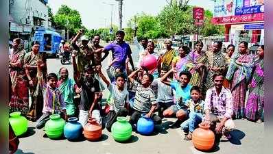 ನೀರಿಗಾಗಿ ಖಾಲಿ ಕೊಡಗಳೊಂದಿಗೆ ಪ್ರತಿಭಟನೆ