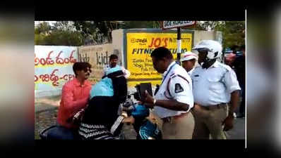 हैदराबाद: हेल्मेट न पहनने पर रोका तो भिड़ी महिला, विडियो वायरल