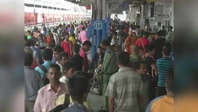 पश्चिम बंगाल: तेज हवाओं से प्रभावित हुई रेल सेवा, स्टेशन पर घंटों बैठे रहे लोग