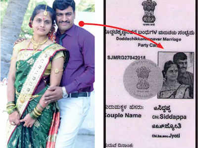 कर्नाटक चुनाव: वोटर आईडी सा बनाया शादी कार्ड