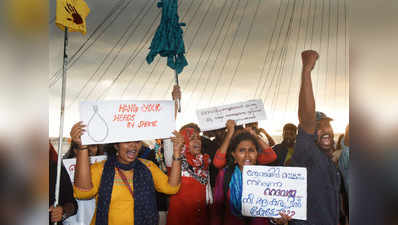 केरल में ​कठुआ और उन्नाव के खिलाफ प्रदर्शन, 900 लोग हिरासत में