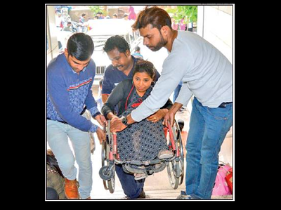 पासपोर्ट ऑफिस में दिव्यांगों के लिए नहीं रैम्प, 2 घंटे बाहर ही इंतजार करती रहीं पैरा एथलीट