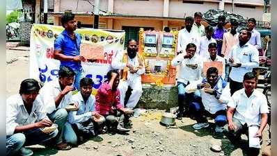 ಎಟಿಎಂ ಖಾಲಿ: ತಿಥಿ ಊಟ ಹಾಕಿ ವಿನೂತನ ಪ್ರತಿಭಟನೆ