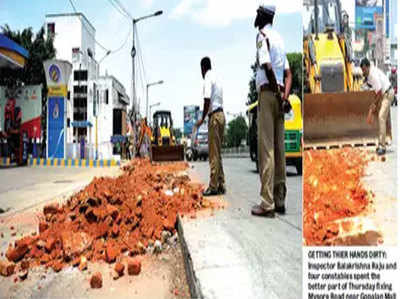 बीबीएमपी ने की सड़क निर्माण में लापरवाही, ईंट बिछाने में जुटी ट्रैफिक पुलिस