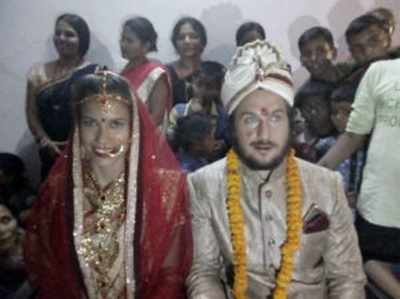 वाराणसी में हिंदू रीति-रिवाज से शादी के बंधन में बंधा रशियन जोड़ा