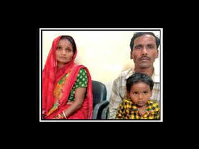 यूपी: किसान दंपती ने किया दावा, मोगली गर्ल को बताया अपनी बेटी