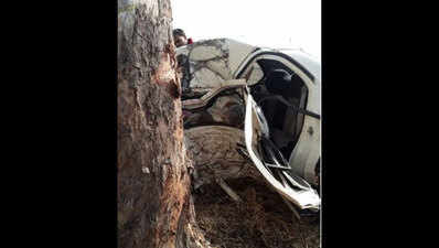 मीरजापुर में पेड़ से टकराई कार, 5 लोगों की मौत