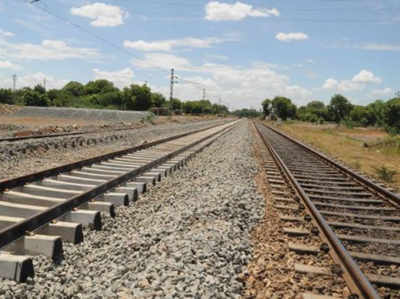बलिया: रेलवे की 150.84 एकड़ भूमि को ‘रेवड़ी’ बनाने में लेखपाल सस्पेंड, 150 पर मुकदमा