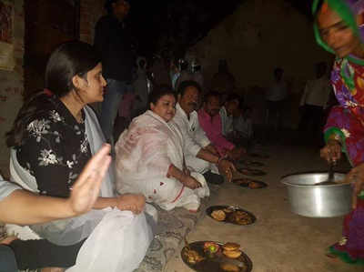 स्वामी प्रसाद ने दलित राम सुमिरन तो अनुपमा ने सुनीता के घर किया भोजन