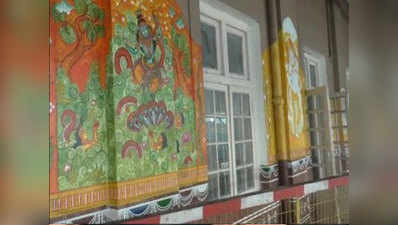 मथुराः जंक्शन पर लुभा रहीं कृष्ण लीलाओं की पेंटिंग