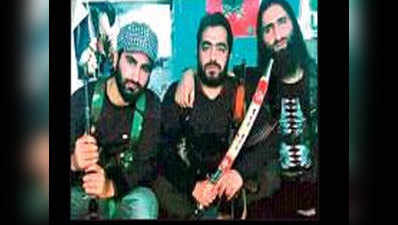 AMU के पूर्व छात्र मन्नान की हिज्बुल आतंकियों के साथ नई तस्वीर वायरल, खुफिया एजेंसियां सतर्क