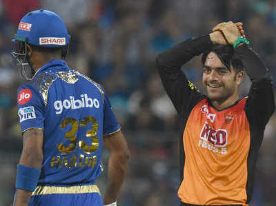 IPL: राशिद खान की गुगली ने हार्दिक पंड्या को किया हैरान, एक दूसरे को देख मुस्कुराने लगे दोनों