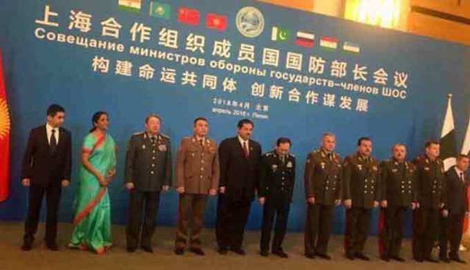 निर्मला सीतारमण और दूसरे देशों के रक्षा मंत्रियों की तस्वीर