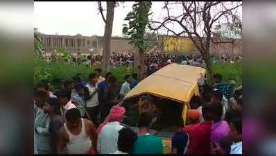 यूपी: कुशीनगर में ट्रेन से टकराई स्कूली वैन, 13 बच्चों समेत 14 की मौत