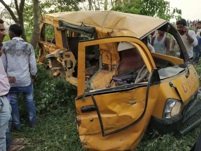 ప్రమాదంతో తునాతునకలైన బస్సు