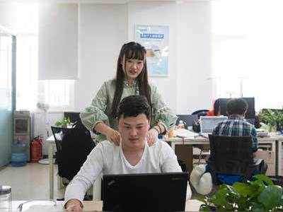 चीन की टेक कंपनियां प्रोग्रामर्स का तनाव दूर करने के लिए आकर्षक महिलाओं को कर रहीं भर्ती