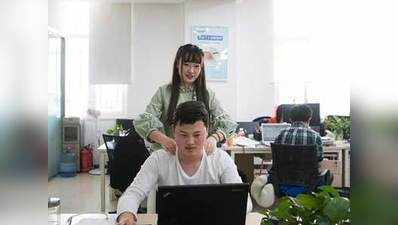 चीन की टेक कंपनियां प्रोग्रामर्स का तनाव दूर करने के लिए आकर्षक महिलाओं को कर रहीं भर्ती