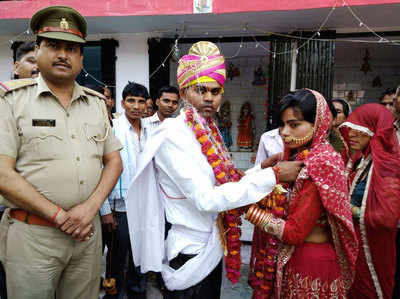 मां-बाप के खिलाफ दहेज लेने की शिकायत लेकर थाने पहुंचा युवक, पुलिस ने वहीं कराई शादी