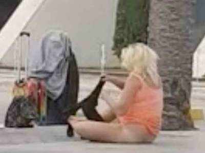 स्पेन के एयरपोर्ट पर महिला ने अचानक उतार दिए कपड़े