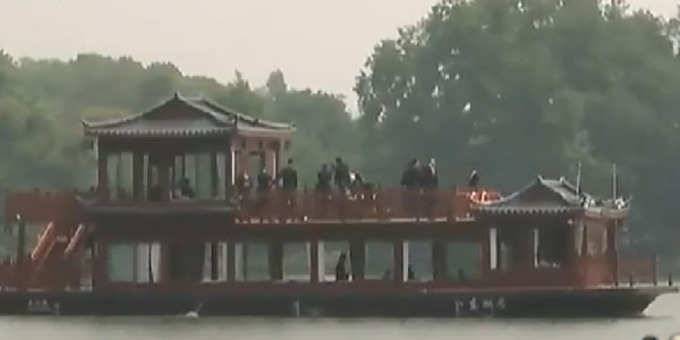 वुहान स्थित ईस्ट लेक में एक डबल-डेकर बोट में राष्ट्रपति शी चिनफिंग के साथ नौका विहार कर रहे हैं पीएम मोदी। (तस्वीर: डीडी न्यूज)