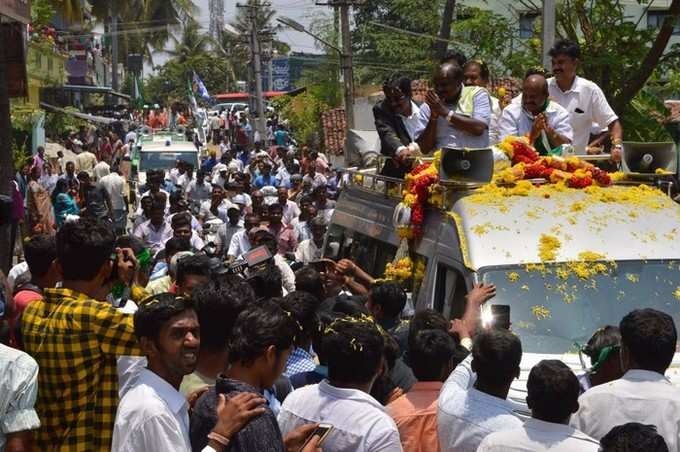 ​ಮಂಡ್ಯದಲ್ಲಿ ಎಚ್‌ಡಿಕೆ ರೋಡ್‌ಶೋ