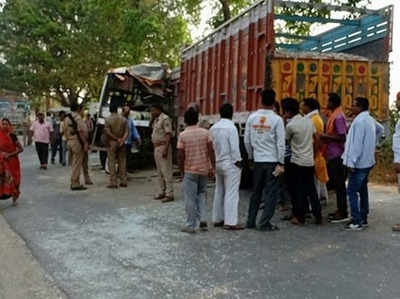 यूपी: जौनपुर-मिर्जापुर रोड पर ट्रक-बस के बीच टक्कर, 3 की मौत