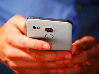 एसपी महासचिव की मांग, युवाओं के मोबाइल फोन इस्तेमाल करने पर रोक के लिए बने कानून