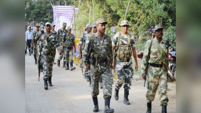 எதிா்ப்பைத் தொடா்ந்து முகாமை காலி செய்த துணை ராணுவப்படையினா்