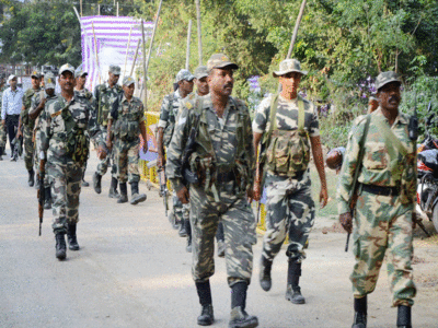 எதிா்ப்பைத் தொடா்ந்து முகாமை காலி செய்த துணை ராணுவப்படையினா்