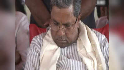 देखें, चुनावी रैली में मंच पर सो गए कर्नाटक के सीएम सिद्धारमैया