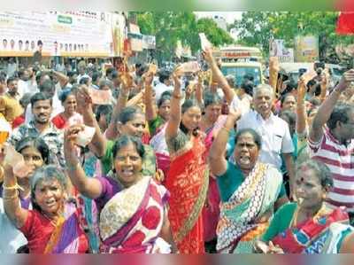 ఓట్లేశాం కదా డబ్బేది.. దినకరన్‌కు షాకిచ్చిన మహిళలు